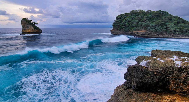 Obyek Wisata Pantai Ngliyep Malang Selatan