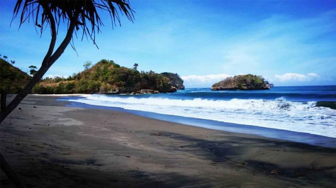 Wisata Pantai Bajul Mati Malang